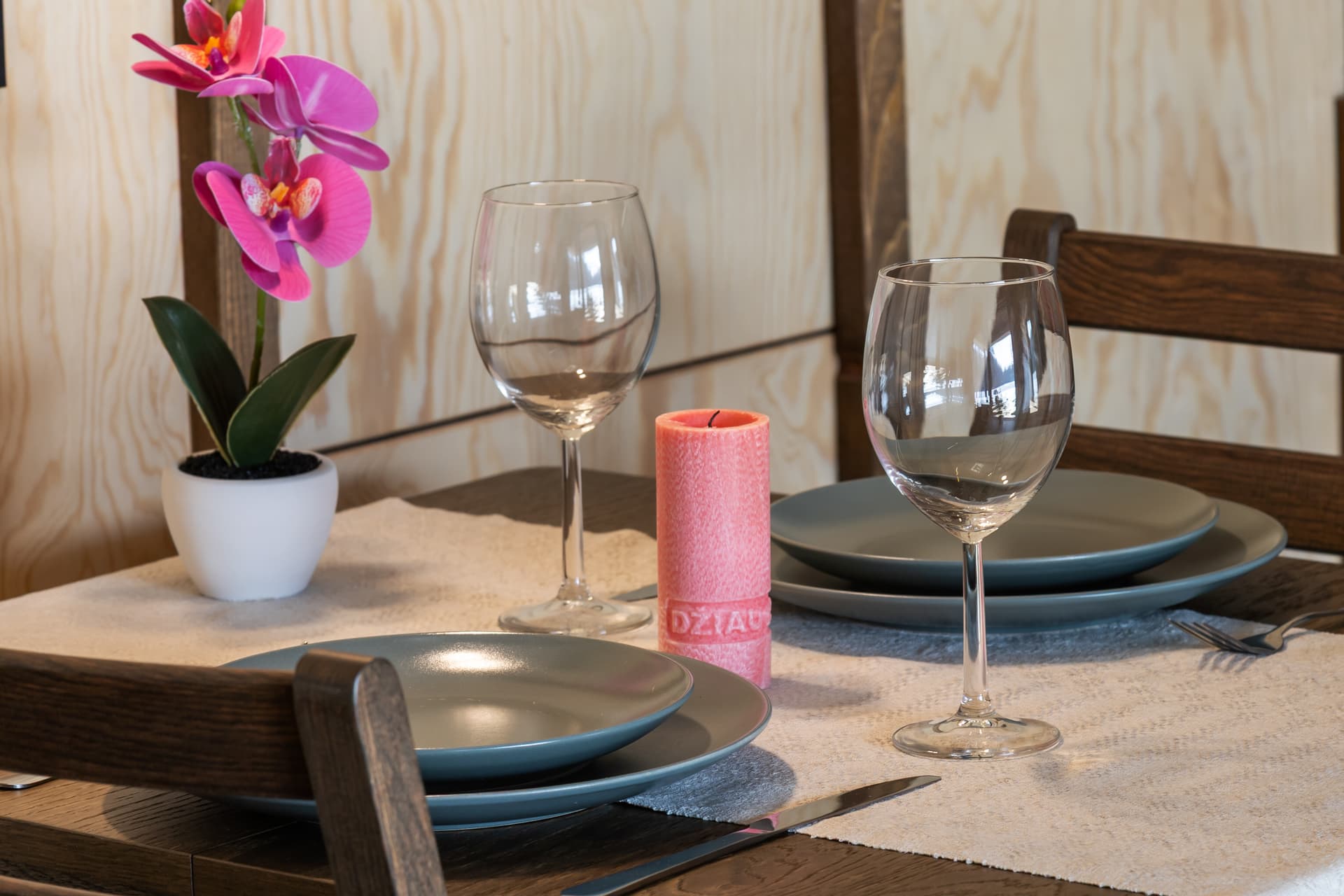 Dining table detail