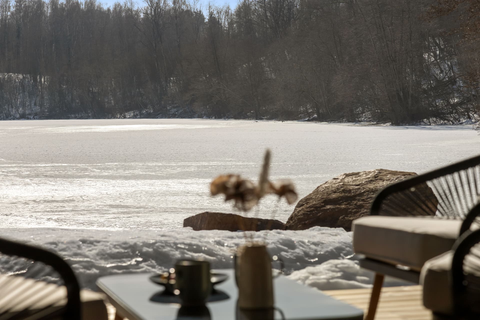 Coffee on the terrace facing the lake